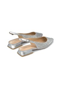 Zapatos slingback plateados con punta afilada, adornados con piedras de imitación, con un tacón cuadrado bajo y una correa metálica con hebilla.