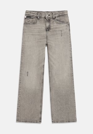Jean gris clair à jambe droite avec légère usure et design cinq poches, posé à plat sur un fond blanc.