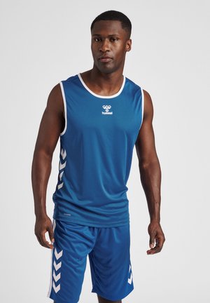 Blauwe sporttanktop met witte bies en logo, gecombineerd met blauwe shorts met een chevronpatroon in het wit langs de zijkanten.