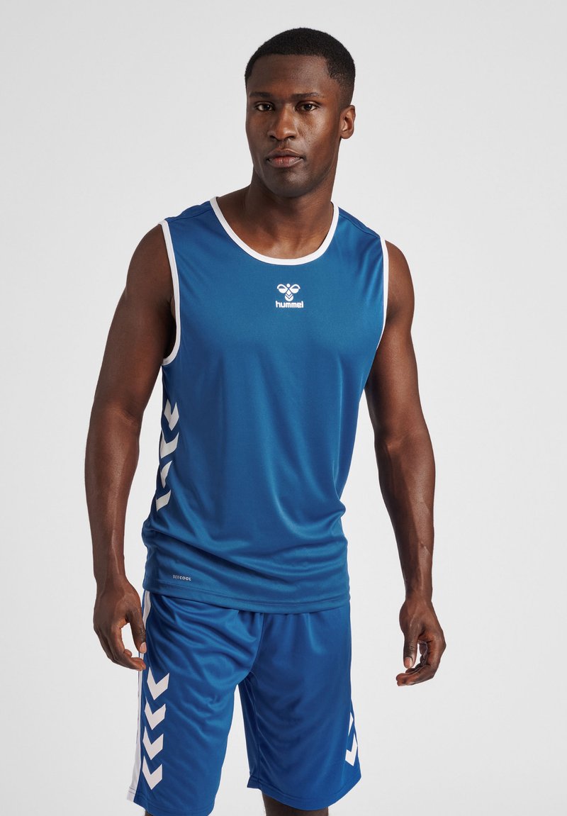 Blauwe sporttanktop met witte bies en logo, gecombineerd met blauwe shorts met een chevronpatroon in het wit langs de zijkanten.