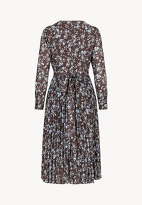 Bruine bloemenjurk met lange mouwen, voorzien van lichtblauwe bloemen, een ceintuur in de taille en een geplooide rok voor een vloeiende silhouette.