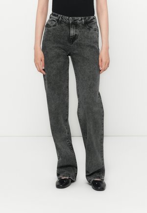 Svarte falmede denimjeans med rett passform, med knappelukking, fem lommer og synlige sømdetaljer.