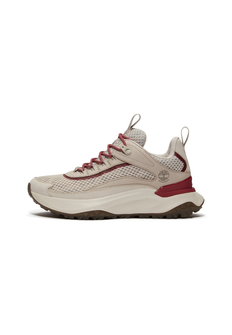 Sneaker da trekking impermeabile beige e marrone, con tomaia in rete, suola robusta e linguetta e tallone con manici.