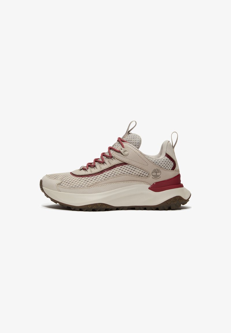 Sneaker da trekking impermeabile beige e marrone, con tomaia in rete, suola robusta e linguetta e tallone con manici.
