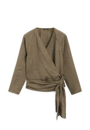 Bruine langemouwen wikkelblouse met V-hals en gestrikte tailleband, gemaakt van gestructureerde, lichte stof.