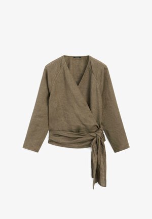 Bruine langemouwen wikkelblouse met V-hals en gestrikte tailleband, gemaakt van gestructureerde, lichte stof.