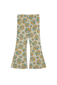 Ubrede bukser laget av lett stoff, med en kremfarget bakgrunn dekorert med spredte gule blomster og grønne blader. Struktureret ribbet design.