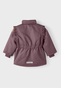 Fialová voděodolná bunda s volánovými rameny, elastickým pasem, druky a reflexním detailem na spodním lemu. Měkká, hladká struktura látky.