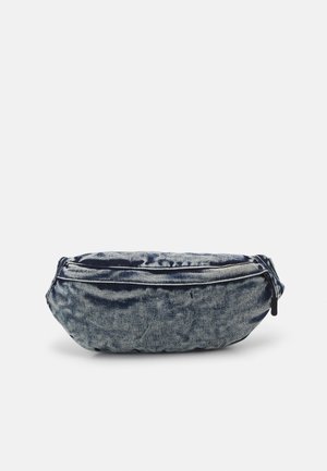 Bæltetaske af denimbeklædning med lynlås på toppen, vist på hvid baggrund.