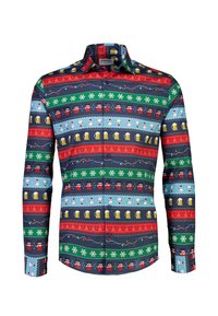 Korte mouw shirt met een veelkleurig patroon met strepen van feestelijke motieven, waaronder sneeuwmannen, biermok en decoratieve lichten.