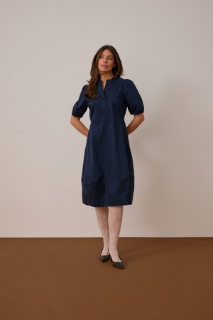 Culture CUANTOINETT SHORT SLEEVE PLACKET - Tričkové šaty - blue iris