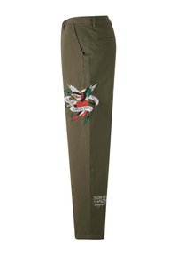 Olijfgroene chino's met een geborduurd ontwerp van een vogel, een hart en banieren met de teksten "TRUE" en "DEATH" op het linkerbeen.