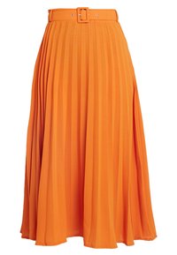 Gonna arancione a pieghe con cintura, realizzata in tessuto morbido. Presenta una silhouette fluida e un design di lunghezza media.