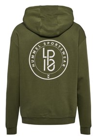 Olivgrön hetsig trikå med rund huva, ribbade ärmslut och nederkant. Har en stor vit cirkulär logotyp på ryggen som säger "HUMMEL SPORTSWEAR."