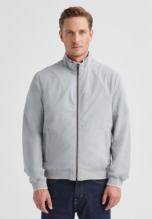 Hellgraue Bomberjacke aus strukturiertem Stoff, mit einem Reißverschluss vorne, gerippten Bündchen und einem Stehkragen. Zwei Seitentaschen sind ebenfalls vorhanden.