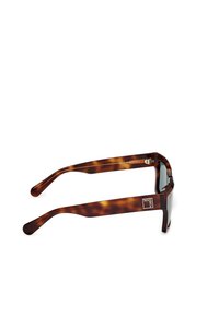 Ochelari de soare maro cu model țestoasă, cu rame rectangulare, având lentile întunecate și o textură netedă, lucioasă pe brațe. Detaliu notabil cu logo.