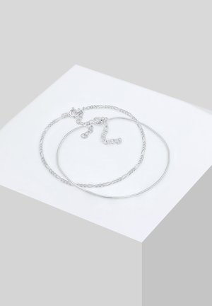To sølvkæder i forskellige designs: den ene glat og tynd, den anden med tekstur og led. Begge har en lobster clasp-lukning.
