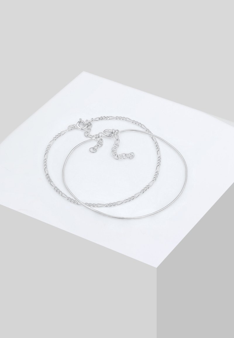 To sølvkæder i forskellige designs: den ene glat og tynd, den anden med tekstur og led. Begge har en lobster clasp-lukning.