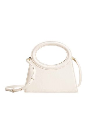 Weiße Ledertasche mit rundem Tragegriff oben, trapezförmigem Körper und verstellbarem Schulterriemen. Ausgestattet mit goldfarbenen Beschlägen und minimalen Nähten.