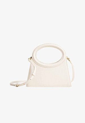 Hvid læderhåndtaske med rund topstrop, trapezformet krop og justerbar rem. Har guldfarvede beslag og minimal syning.