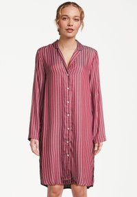 Abito camicia lungo color maroon con strisce verticali bianche, chiusura frontale con bottoni, colletto e maniche lunghe. Realizzato in tessuto liscio e leggero.