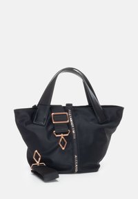 Borsa a tracolla in nylon nero con dettagli in pelle, manici superiori e una tracolla rimovibile. Presenta una chiusura con zip e dettagli in hardware color oro rosa.