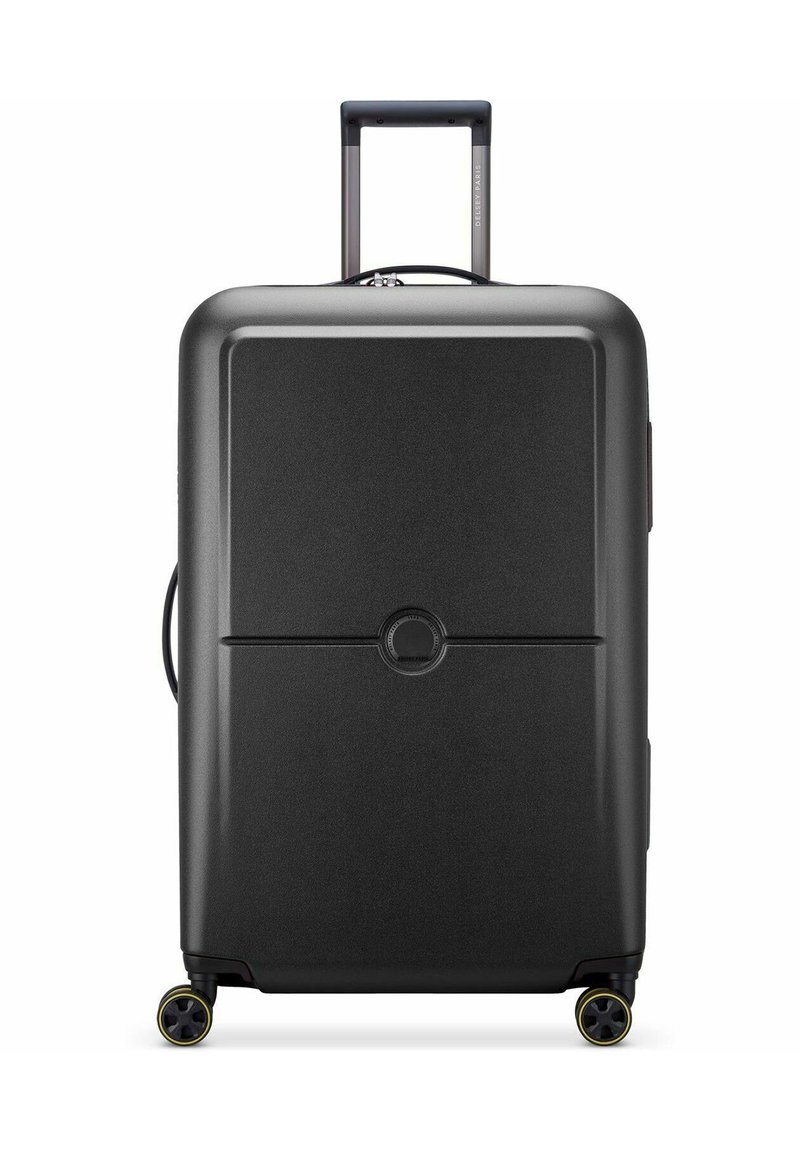 Maleta rígida negra con cuatro ruedas giratorias, asa telescópica extendida, asa lateral y un sutil logotipo circular en el centro.