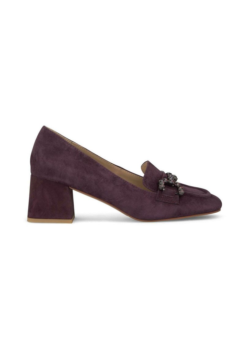 Scarpe basse in suede viola con punta quadrata e hardware decorativo sulla parte anteriore. Il design del tacco a blocco conferisce stabilità.