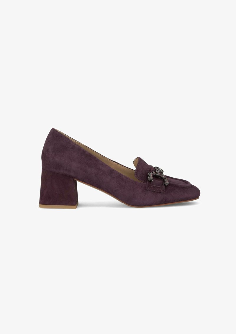 Scarpe basse in suede viola con punta quadrata e hardware decorativo sulla parte anteriore. Il design del tacco a blocco conferisce stabilità.