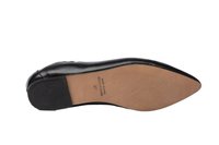 Zapato plano de cuero negro con punta afilada y superficie lisa. La suela es marrón claro con un patrón texturizado y detalles en relieve. Talla 37.