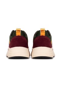 Zapatillas con un talón de ante burdeos, parte superior de malla verde, acentos metálicos dorados y una suela de crema texturizada. Presentan tiradores para facilitar el calzado.