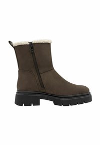 Hnědé semišové kotníkové boty s límcem z umělé kožešiny, bočním zipem a texturovanou gumovou podrážkou s hlubokými drážkami pro trakci.
