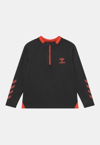 Svart långärmad tröja med en fjärdedelsdragkedja, med röda detaljer vid kragen och fållen, samt röda ränder på ärmarna. Hummel-logotyp på bröstet.