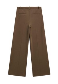 Pantaloni larghi marroni con una texture liscia, dotati di tasche posteriori e una piega netta sul davanti. Vita con passanti per cintura.