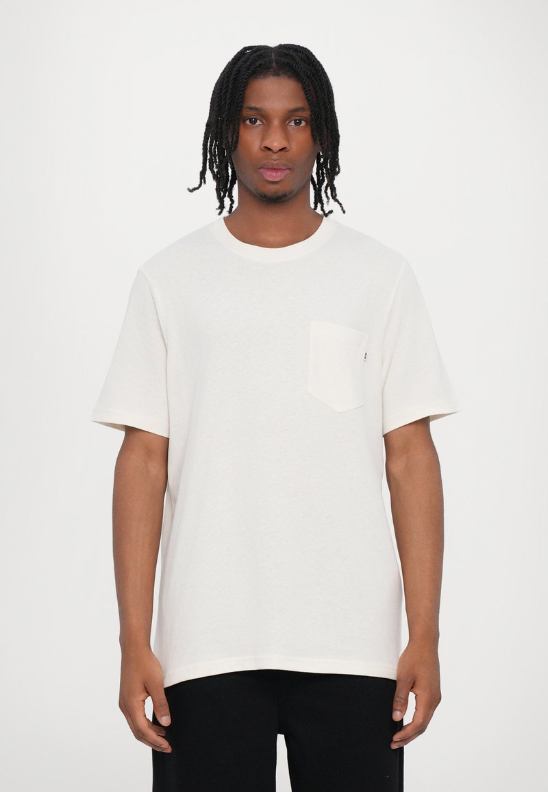 Vit bomull t-shirt med korta ärmar, rund halsringning och en enda ficka på vänster bröst; mjuk textur och avslappnad passform.