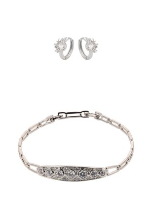 Sølvarmbånd med ovalt midterstykke, der har runde, klare sten, og kædet led. Følges af sølv øreringe med en funklende midte.
