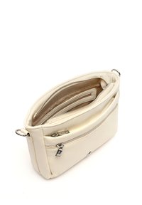 Borsa a tracolla bianca in pelle con multiple tasche con zip, texture liscia e dettagli in metallo argentato. Design funzionale e compatto.