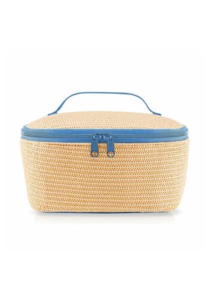 Estuche cosmético de paja tejida de color beige claro con cremallera azul, con forma rectangular redondeada y asa de transporte en la parte superior.
