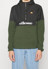 Bluza z kapturem typu pull-over w kolorze czarnym i oliwkowym, z półzamkiem przy szyi, tekstem z logo oraz małym pomarańczowym emblematem. Miękka, poliestrowa faktura.