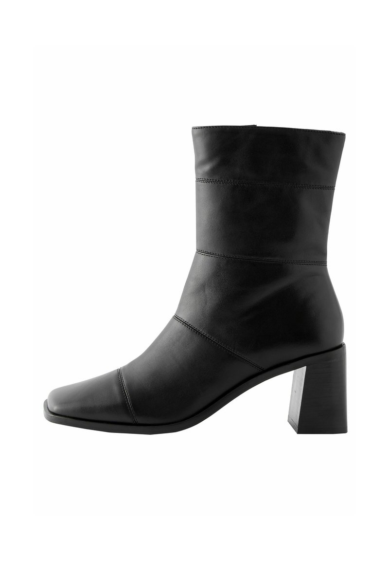 Next Klassikalised poolsaapad - black leather