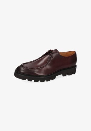 Scarpa in pelle bordeaux dalla forma arrotondata, con cuciture dettagliate e una robusta suola in gomma nera caratterizzata da profonde scanalature per una migliore aderenza.