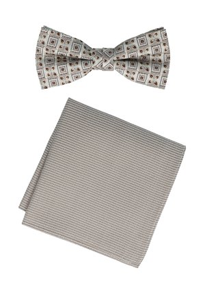 Fliege in Creme mit braunen geometrischen Mustern und passendem strukturiertem Taschentuch in gedämpftem Beige. Beides aus gewebtem Stoff gefertigt.