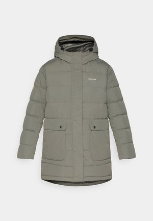 Parka rembourrée en vert olive, dotée d'une capuche, d'un zip à l'avant et de deux poches à bouton-pression. Texture lisse avec un design matelassé horizontal.
