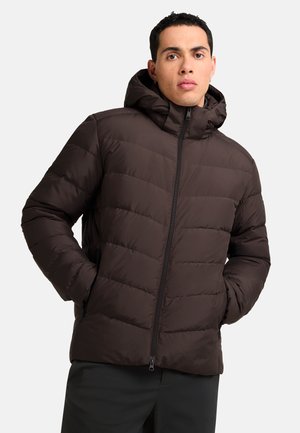 Veste doudoune marron avec capuche, présentant des coutures matelassées, une fermeture éclair sur le devant et des poches latérales. Texture lisse et isolation chaude.
