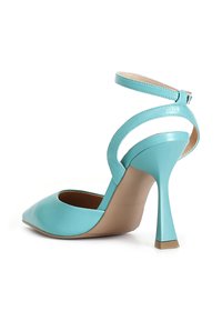 Scarpa alta turchese con punta affusolata, lati aperti, cinturino alla caviglia regolabile e design del tacco scultoreo. Texture in pelle liscia.