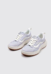 Sneaker viola con una suola bianca imbottita, dotate di lacci bianchi e strisce laterali, realizzate in suede e rete con una finitura testurizzata.