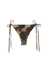 Bikini-underdel med et flerfarvet tie-dye-mønster, der har justerbare snore på hver side og guldfarvede ender på snorene.