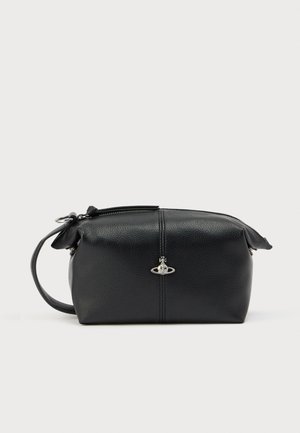 Crna kožna kozmetička torbica zaobljenog oblika, sa zatvaračem i srebrnim detaljima, s prikazom planeta na prednjoj strani.