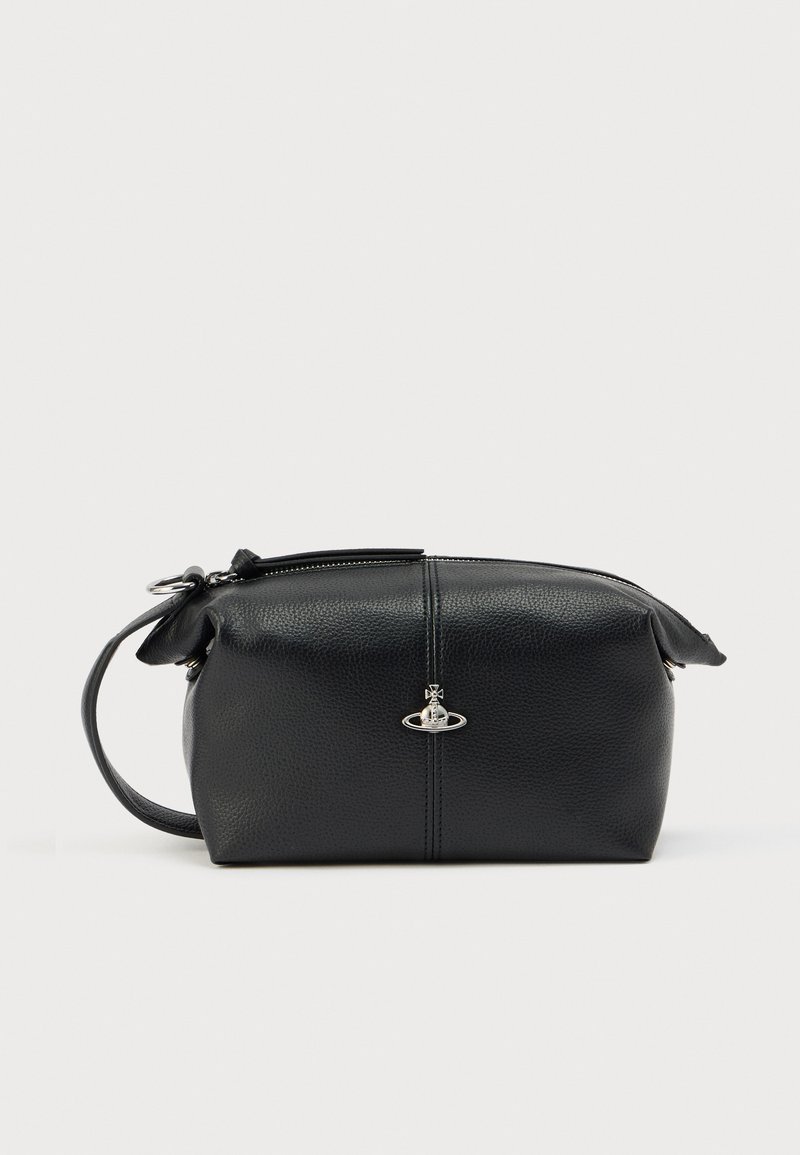 Zwarte leren cosmetische tas met een afgeronde vorm, ritssluiting en zilverkleurige hardware-accenten met een planeetontwerp aan de voorkant.