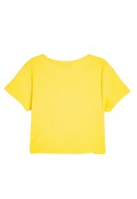 Top corto amarillo de manga corta con textura acanalada y cuello redondeado, con un acabado suave y un dobladillo recto. Diseño sencillo, sin patrones ni acentos.